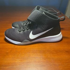 Nike (W) Athletic Shoes Size 8